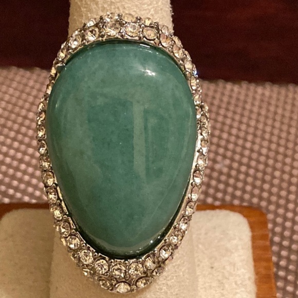 NWOT Stunning pear shaped green stone ring on silver tone with faux diamonds - Picture 2 of 6